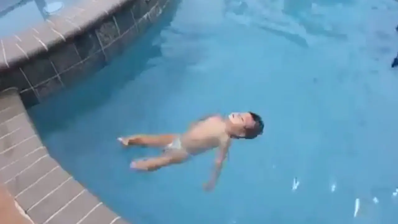 Bikin Kagum, Bocah Ini Sudah Pandai Berenang Seperti Aquaman Kecil