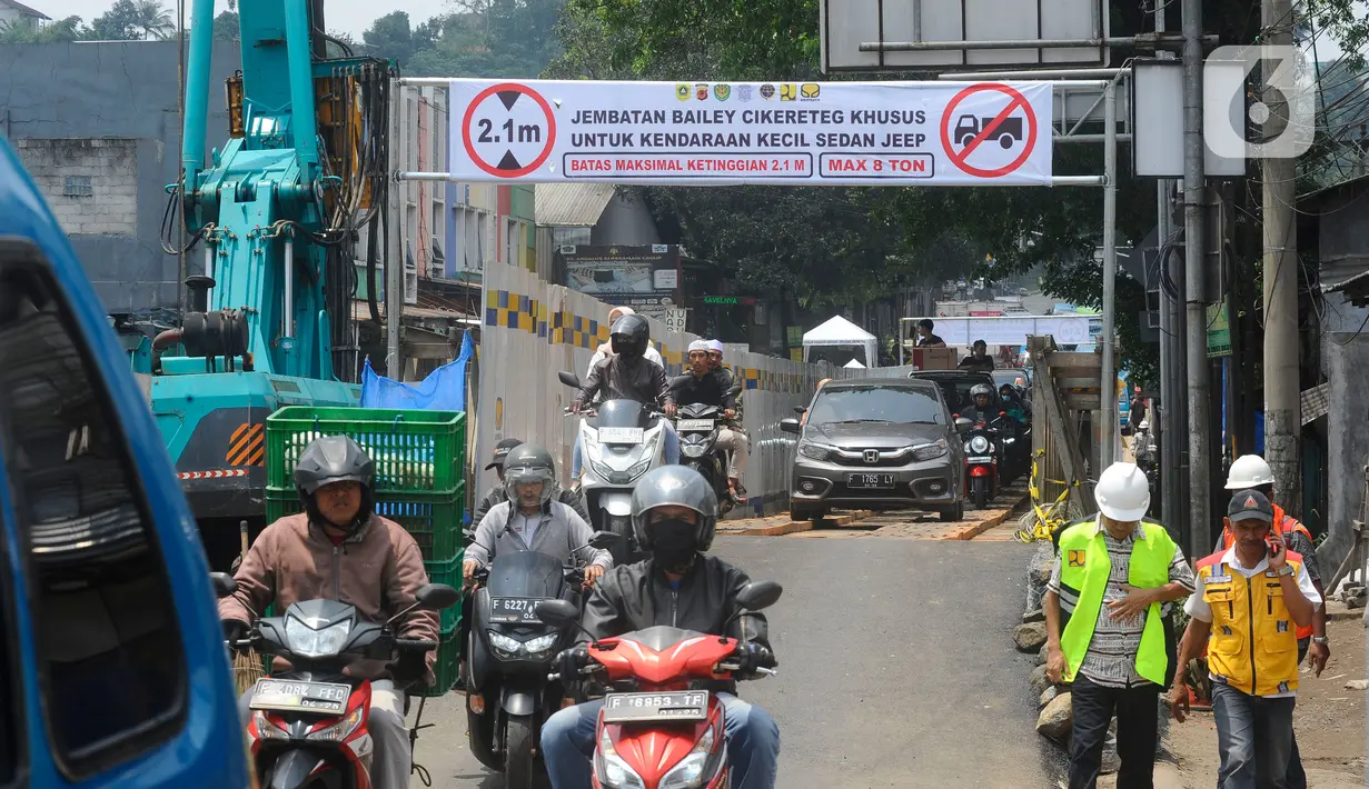 Kendaraan bermotor melintas di jembatan darurat atau bailey Cikereteg di Jalan Raya Bogor-Sukabumi, Bogor, Jawa Barat, Senin (13/3/2023). Mulai Senin, (13/3/2023) jalur tersebut kembali dibuka hanya untuk kendaraan kecil dengan sistem buka tutup. (merdeka.com/Arie Basuki)