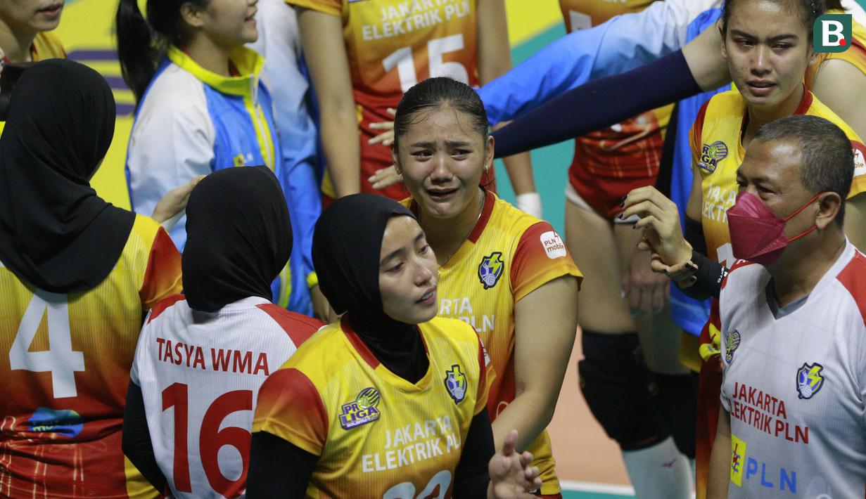 Tangisan tersebut pecah usai Jakarta Elektrik PLN susah payah mengalahkan Gresik Petrokimia dalam lima set. (Bola.com/M Iqbal Ichsan)