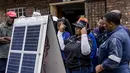 Serta mendapatkan sertifikasi yang diperlukan untuk bekerja di perusahaan energi ramah lingkungan. (Roberta Ciuccio/AFP)
