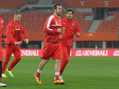 Pemain Timnas Austria, David Alaba (kiri) yang bermain di Bayern Munchen dan Christian Fuchs (kanan) yang membela Leicester City, melakukan latihan jelang lawan Albania di Stadion Ernst Happel, Minggu (27/3/2016) dini hari WIB. (Bola.com/Reza Khomaini)
