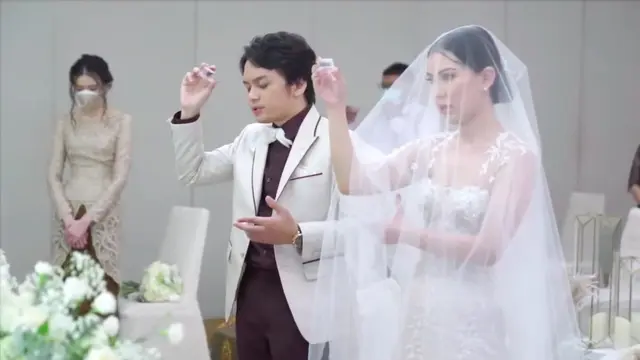 Momen Pemberkatan Pernikahan Calvin Jeremy dan Novia Santoso. (Sumber: YouTube/Calvin Jeremy)