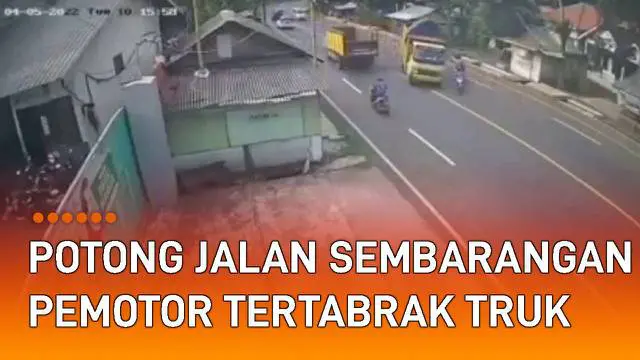 Sebuah insiden kecelakaan mengerikan dialami oleh seorang pemotor dan sebuah truk di tengah jalan.