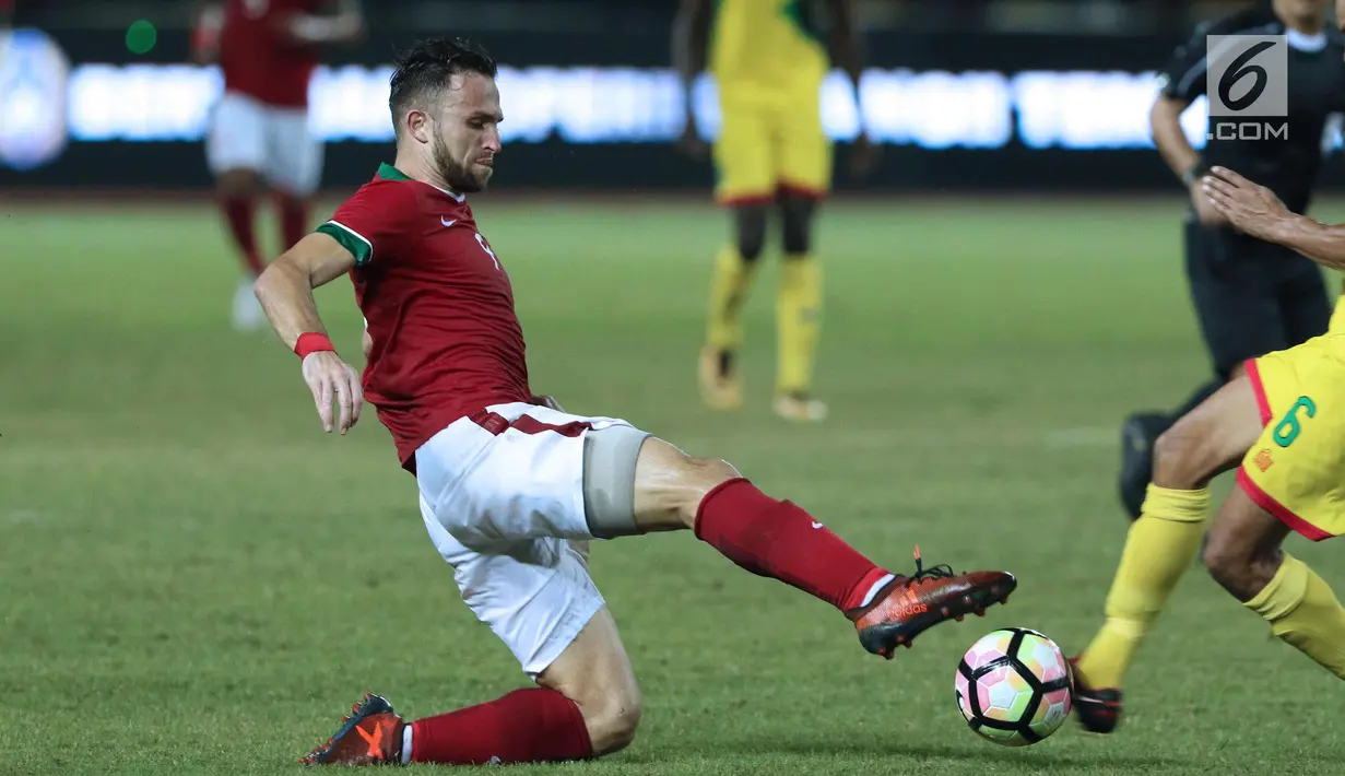 Pemain depan Timnas Indonesia, Illija Spasojevic (kiri) berebut bola dengan bek Guyana, Jake Newton di Stadion Patriot Candrabhaga, Bekasi, Sabtu (25/11). Spaso mencetak dua gol dan membawa Indonesia unggul 2-1. (Liputan6.com/Helmi Fithriansyah)