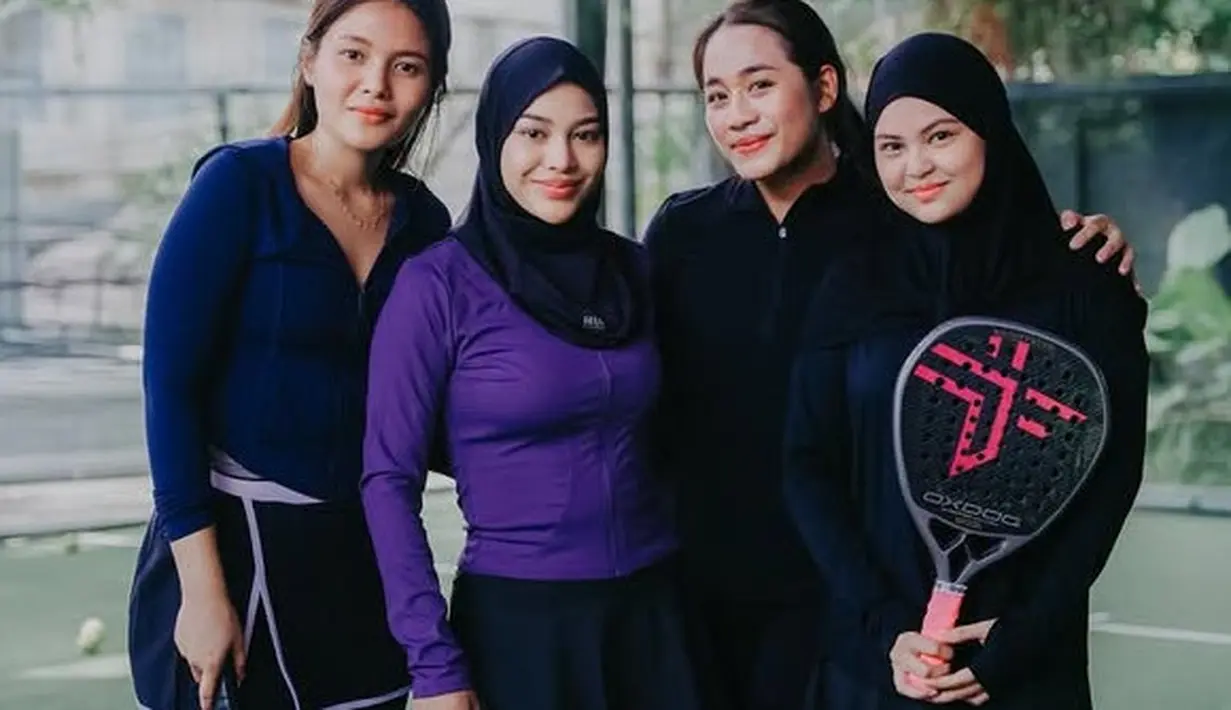 Terlihat Aurel pun tampil dengan riasan wajah natural. Wajahnya tampak glowing tidak ada masalah di wajahnya.[@aurelie.hermansyah]