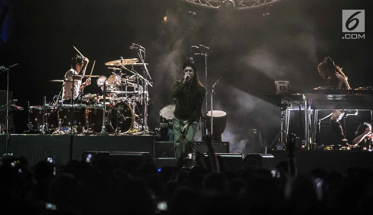 Aksi panggung band Incubus saat menggelar konser di Jakarta, Rabu (7/2). Band asal Amerika Serikat tersebut berhasil memukau ribuan penggemarnya di Jakarta. (Liputan6.com/Faizal Fanani)