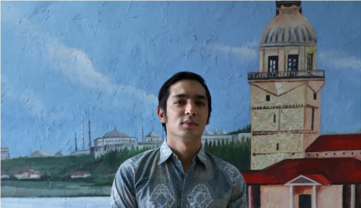 Abimana Aryasatya kembali dipasangkan dengan Acha Septriasa.  (Galih W. Satria/Bintang.com)