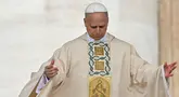 Paus Leo XIV memimpin misa untuk awal masa kepausannya, di alun-alun Santo Petrus di Vatikan pada Minggu 18 Mei 2025. (Alberto PIZZOLI/AFP)