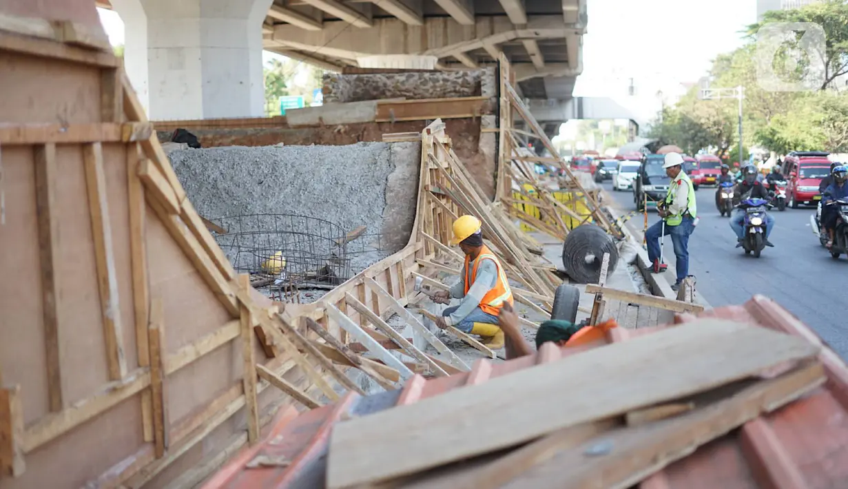 Pekerja menyelesaikan pembangunan Skatepark Pasar Rebo, Jakarta, Sabtu (5/10/2019). Pembangunan Skatepark Pasar Rebo sudah rampung sekitar 60 persen. (Liputan6.com/Immanuel Antonius)