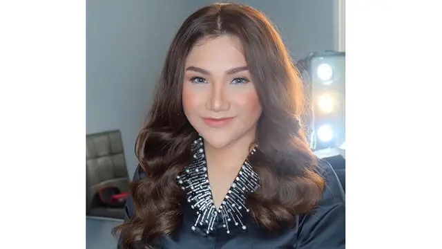 Lagu 'Tersenyumlah Indonesiaku' di Notice Jokowi, Ini 6 Potret Cantik Penyanyi Olivia Nelbra