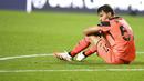Kiper Atalanta, Marco Sportiello, tampak lesu usai ditaklukkan Paris Saint-Germain (PSG) pada laga perempat final Liga Champions di Stadion Da Luz, Rabu (12/8/2020). PSG menang 2-1 atas Atalanta. (David Ramos/Pool Photo via AP)