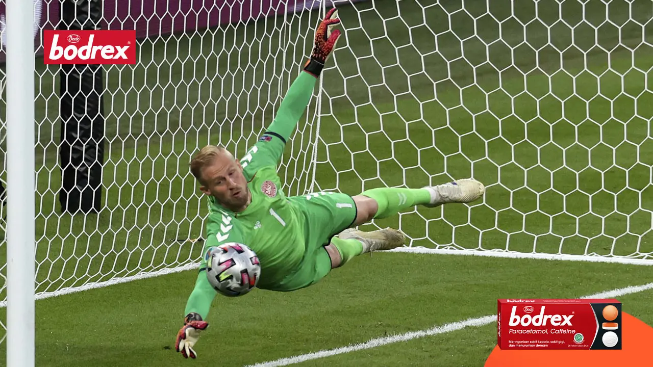 Kasper Schmeichel tampil apik dalam pertandingan melawan Timnas Inggris