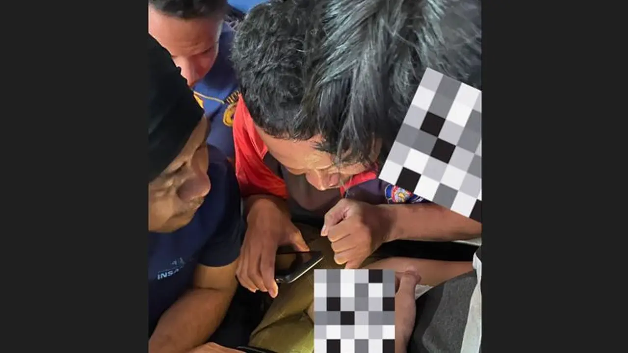 Seorang remaja bersama orang tuanya datang ke damkar lantaran alat kelaminnya terjepit ritsleting