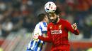 Penyerang Liverpool, Mohamed Salah, duel udara dengan pemain Monterrey, Leonel Vangioni, pada laga semifinal Piala Dunia Antarklub 2019 di Khalifa International Stadium, Qatar, Kamis, (19/12). Liverpool menang 2-1 atas Monterrey. (AP/Hussein Sayed)