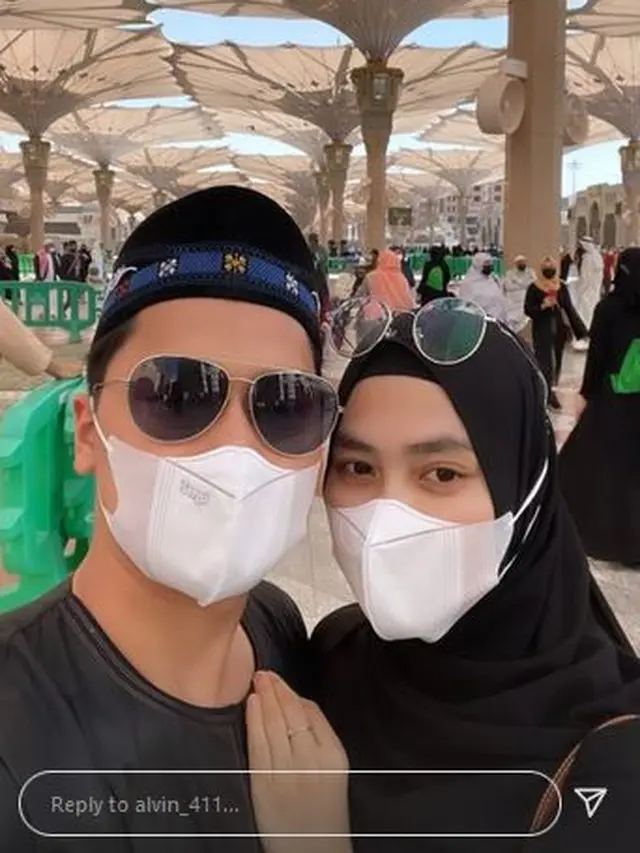 6 Potret Alvin Faiz dan Istri Ibadah Umrah, Penampilan Henny Pakai Cadar Curi Perhatian