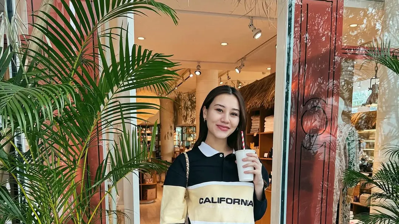 Gaya Fashion Bumil Aaliyah Massaid, Casual Chic dengan Tas Chanel Rp98 Jutaan