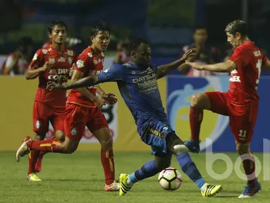 Gelandang Persib Bandung, Michael Essien, berusaha melewati gelandang Arema FC, Esteban Vizcarra, pada laga Liga 1 di Stadion GBLA Bandung, Jawa Barat, Sabtu (15/4/2017). (Bola.com/M Iqbal Ichsan))
