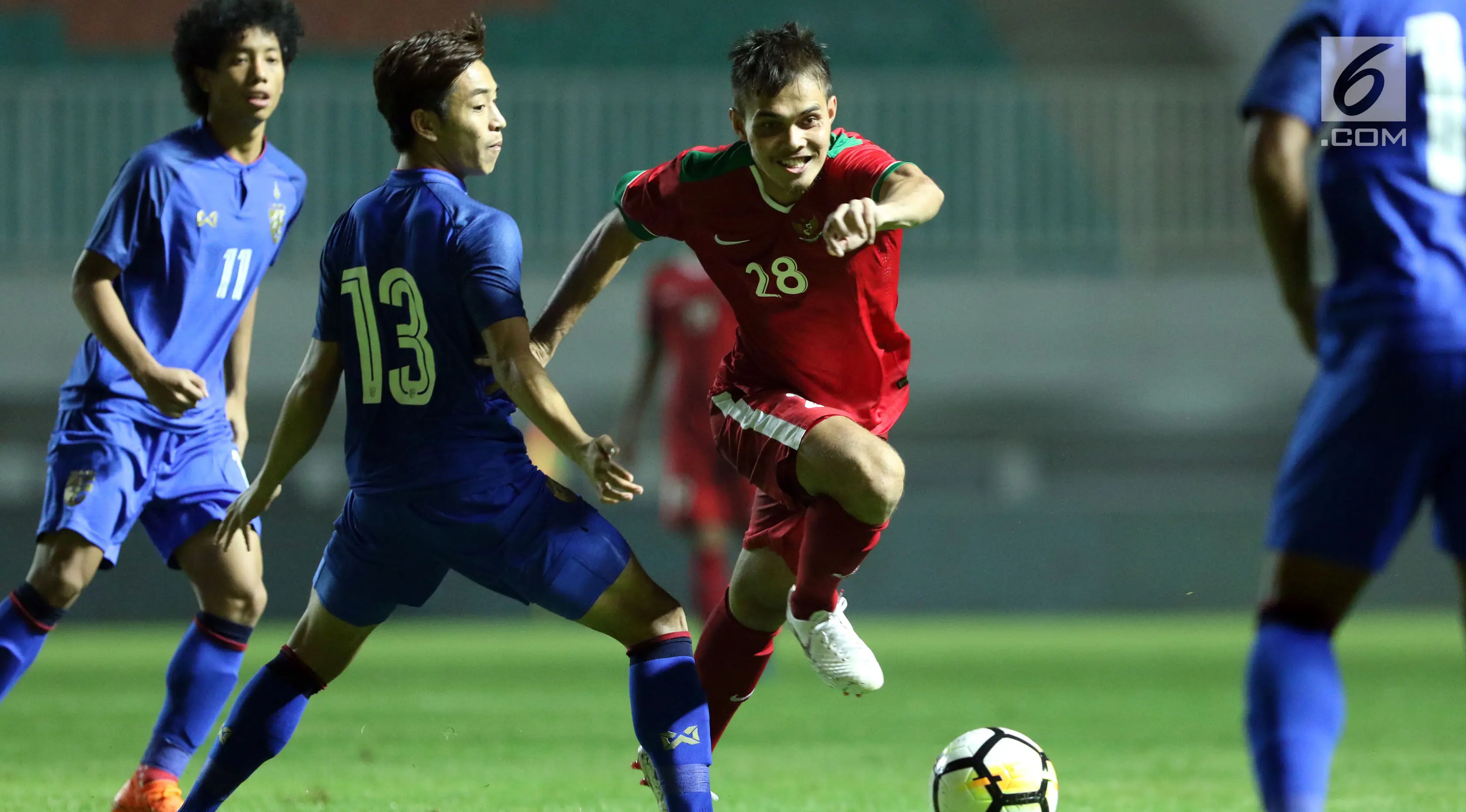 Bek Timnas Indonesia U-23, M Rezaldi Hehanusa (tengah) mencoba melewati adangan pemain Thailand U-23 pada laga persahabatan di Stadion Pakansari, Kab Bogor, Minggu (3/6). Laga berakhir imbang 0-0. (Liputan6.com/Helmi Fithriansyah)