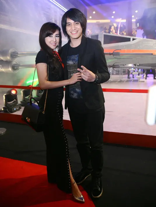 Usai hadir dalam gala premiere fil Star Wars: Last of Jedi, anak pasangan musisi Adie MS dan Memes ini mengungkapkan alasannya kenapa pernikahannya ditunda sampai tahun depan. (Nurwahyunan/Bintang.com)