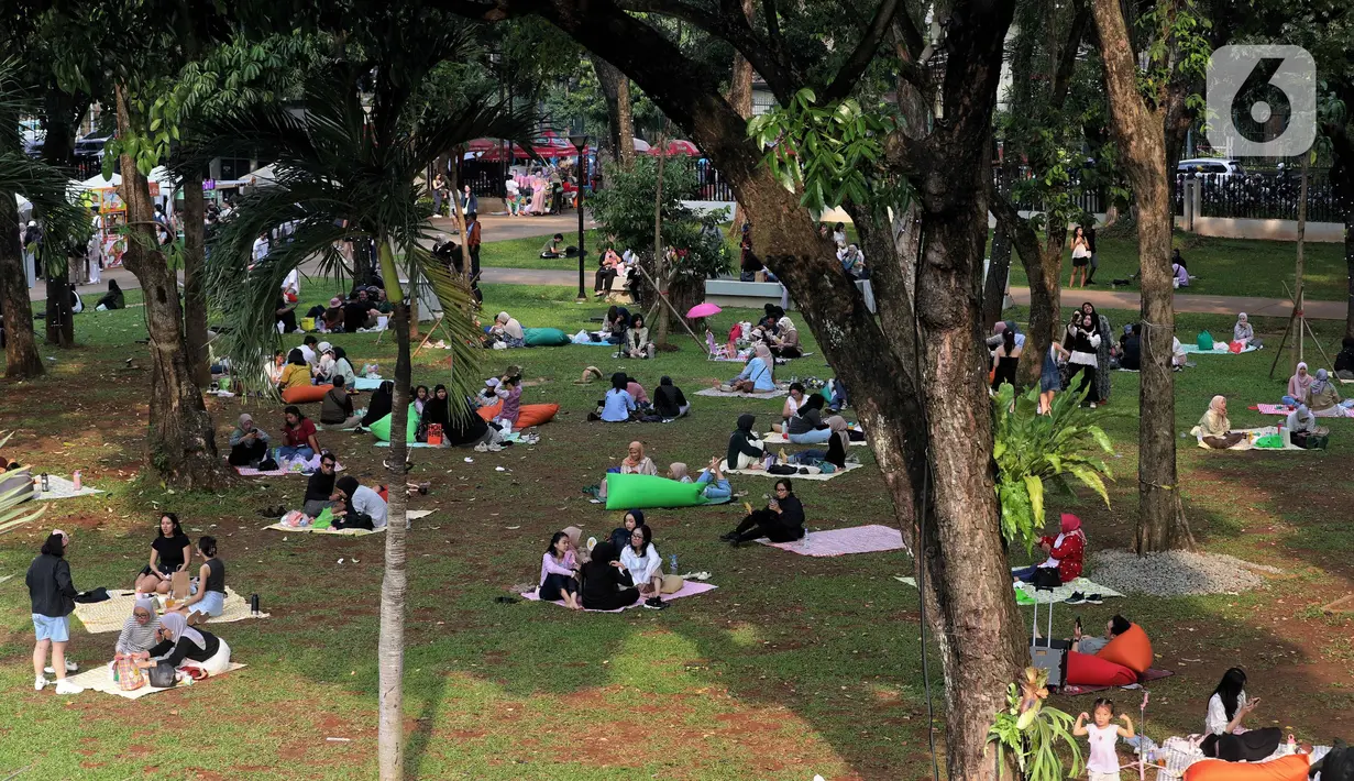 Sejumlah pengunjung terlihat bersantai pada sore hari menuju malam. (Liputan6.com/Angga Yuniar)