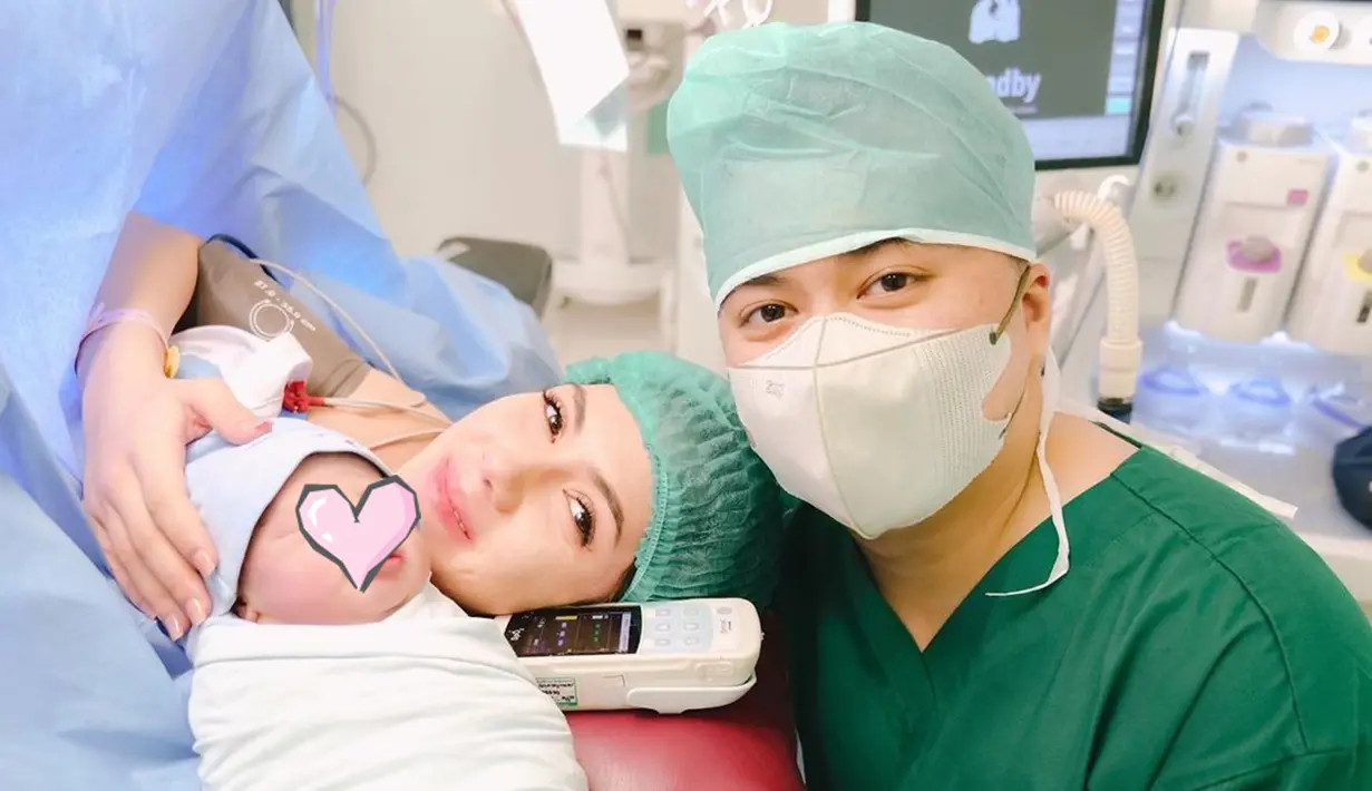 Wajah anaknya langsung diungkap dan tidak dirahasikan, banyak yang memuji paras tampan sekaligus menggemaskan anak pertama Syahra Larez dan Denny Buana ini. Selain memuji paras tampannya, netizen juga salah fokus dengan belahan dagu Baby Kenny ini. Disebut sudah tampan sedari bayi, netizen tak sabar melihat wajah tampannya saat usianya bertambah. (Liputan6.com/IG/@syahralarez_new)