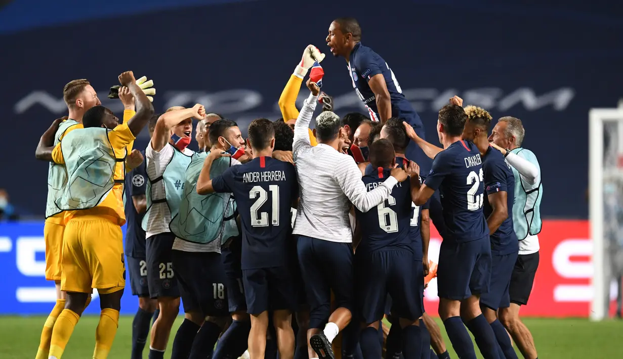 Para pemain Paris Saint-Germain (PSG) berselebrasi di akhir pertandingan setelah menang atas RB Leipzig pada semifinal Liga Champions di Estadio da Luz, Lisbon, Selasa (18/8/2020). PSG melaju ke final Liga Champions setelah mengalahkan Leipzig tiga gol tanpa balas. (David Ramos/Pool Photo via AP)