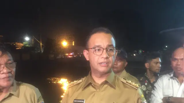Gubernur DKI Anies Baswedan mengecek pintu air Manggarai.