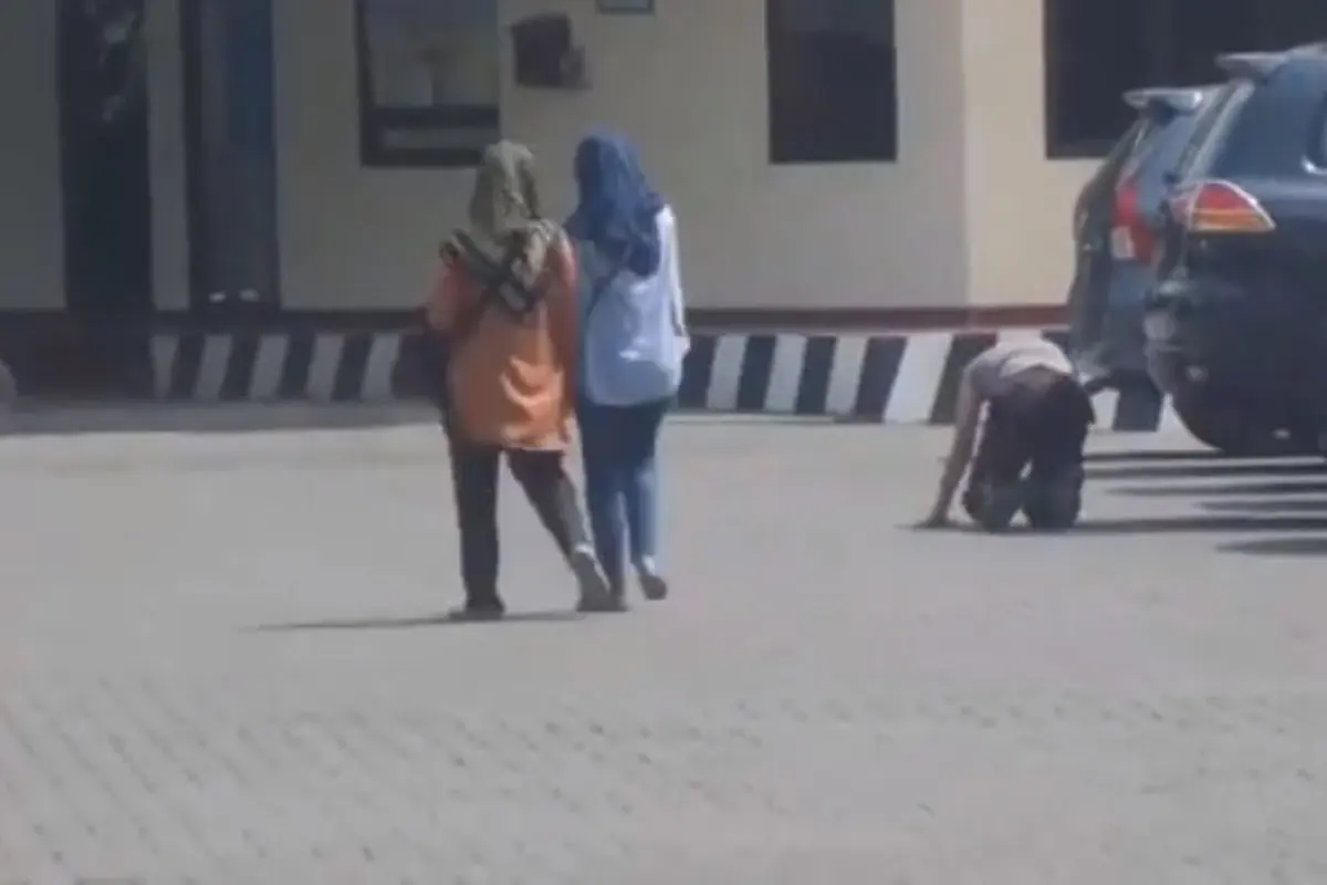 Gara-gara Sering Bolos, Polisi Ini Dihukum Jalan Merangkak!