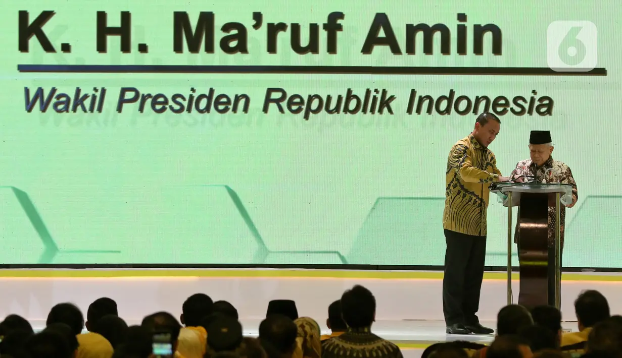 Wakil Presiden Ma'ruf Amin (kanan) bersiap memberikan sambutan saat penutupan Munas X Partai Golkar di Jakarta, Kamis (5/12/2019). Airlangga Hartarto terpilih kembali sebagai ketua umum Partai Golkar Periode 2019-2024 secara aklamasi. (Liputan6.com/Johan Tallo)