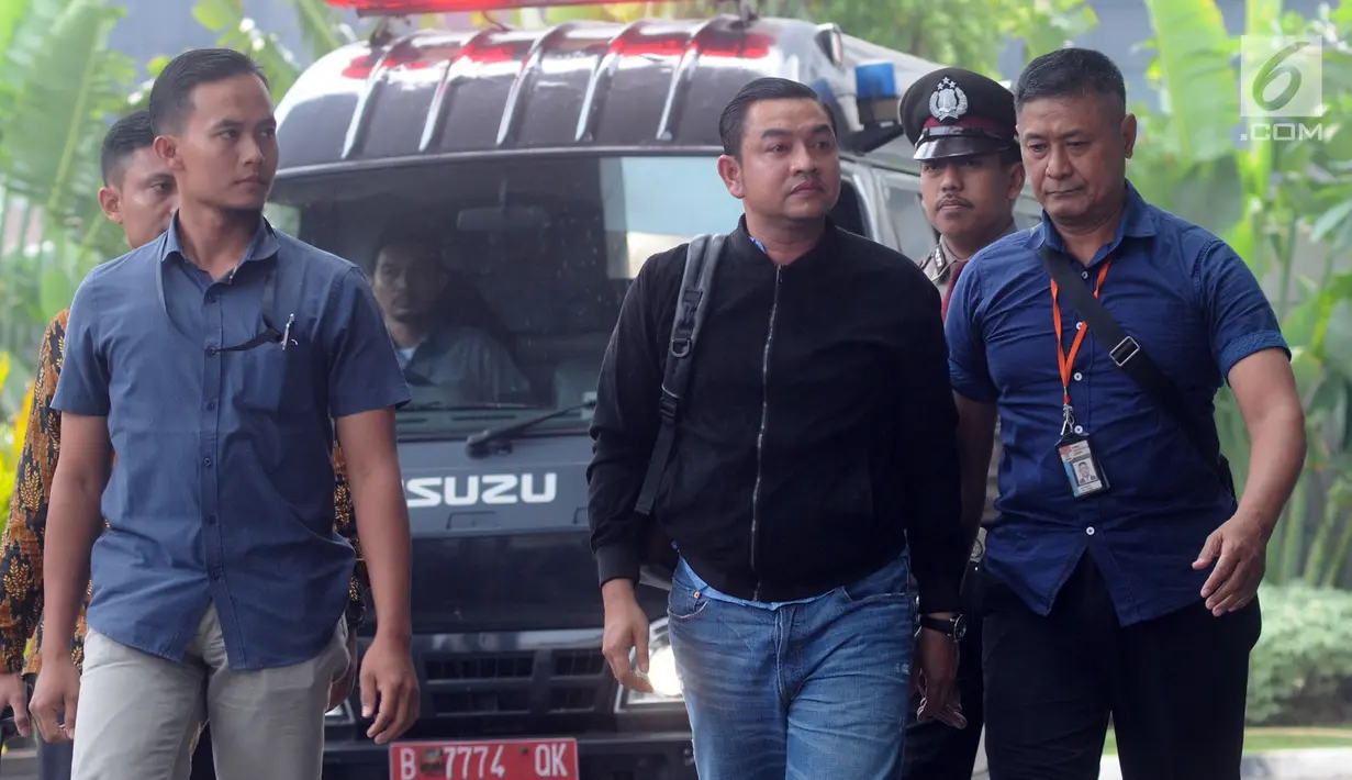 Ajudan Gubernur Aceh Irwandi Yusuf, Hendri Yusrizal (tengah) tiba di Gedung KPK, Jakarta, Rabu (4/7). Hendri diamankan bersama Gubernur Aceh Irwandi Yusuf dan Bupati Bener Meriah Ahmadi saat terjaring OTT KPK. (Merdeka.com/Dwi Narwoko)