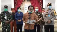 Bupati Banjarnegara, Budhi Sarwono mengumumkan perkembangan Covid-19. (Foto: Liputan6.com/Tangkapan layar/Muhamad Ridlo)
