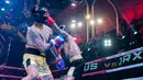 Pemain drum Superman is Dead, Jerinx (kanan), berhasil mendaratkan pukulan di pelipis kiri dari Komika, Uus, dalam pertandingan tinju Holywings Sport Show (HSS) Series 3 yang berlangsung di Atlas Super Club, Bali, Minggu (10/9/2023). (Dok. Holywings)