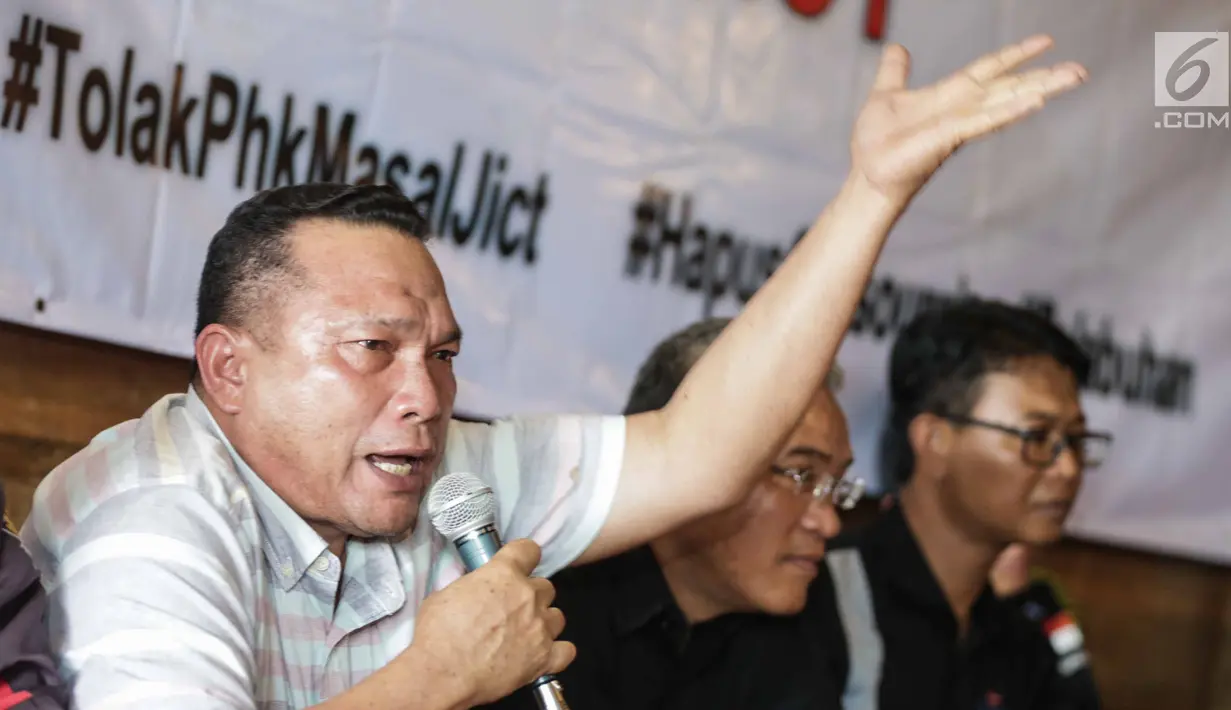 Serikat Pekerja PT Multi Terminal Indonesia memberikan pernyataan di Jakarta, Selasa (26/12). Dalam keterangannya mereka menolak PHK Massal pekerja Outsourcing di JICT dan meminta penghapusan Outsourcing di wilayah pelabuhan. (Liputan6.com/Faizal Fanani)