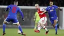 Bek Arsenal, Shkodran Mustafi (tengah) mengumpan bola dari kawalan dua pemain Olympiakos,  Guilherme dan Youssef El-Arabi  pada leg kedua 32 besar Liga Europa di stadion Emirates, London (27/2/2020).  Olympiakos menang 2-1 dan lolos dengan unggul agregat gol tandang 2-2. (AP Photo/Frank Augstein)