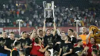 Para pemain Valencia merayakan gelar juara Copa del Rey usai mengalahkan Barcelona pada laga Copa del Rey di Stadion Benito Villamarin, Sevilla, Sabtu (25/5). Barcelona kalah 1-2 dari Valencia. (AFP/Pau Barrena)