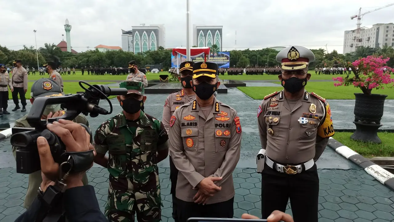 Irwasda Polda Jatim Kombes Pol Mohamad Aris saat menggelar apel pasukan di Mapolda Jatim, Selasa (1/3/2022). (Dian Kurniawan/Liputan6.com).