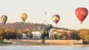 Sejumlah balon udara terlihat mengudara di langit Canberra selama festival tahunan Canberra Balloon Spectacular di Australia, Kamis (12/3/2020). Festival yang berlangsung selama sembilan hari ini menghadirkan lebih dari 30 balon udara dari seluruh dunia. (Xinhua/Liu Changchang)