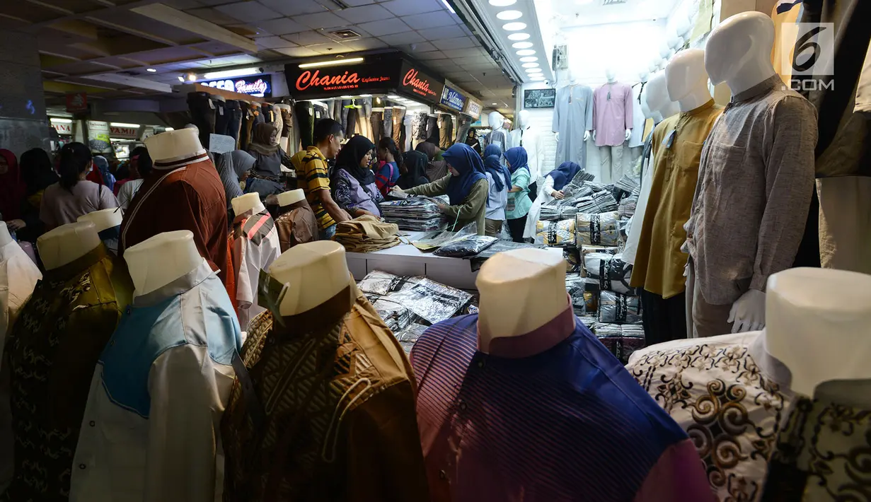 Pedagang melayani pembeli di Pasar Tanah Abang, Jakarta, Sabtu (25/5/2019). Sebelumnya, saat terjadi Aksi 22 Mei 2019, pusat perbelanjaan ditutup sehingga tidak ada kegiatan perdagangan maupun akses transportasi di kawasan ini. (merdeka.com/Imam Buhori)