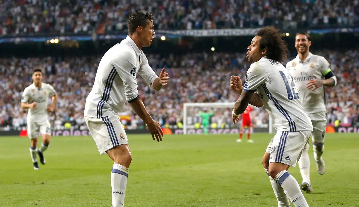 Selebrasi Cristiano Ronaldo dan Marcelo usai gawang Bayern Munchen kebobolan di  Perempat Final Liga Champions 2017 di Santiago Bernabeu, Spanyol, Rabu (19/4). Kerjasama apik CR7 dan Marcelo membuat Madrid semakin unggul. (AP Photo)