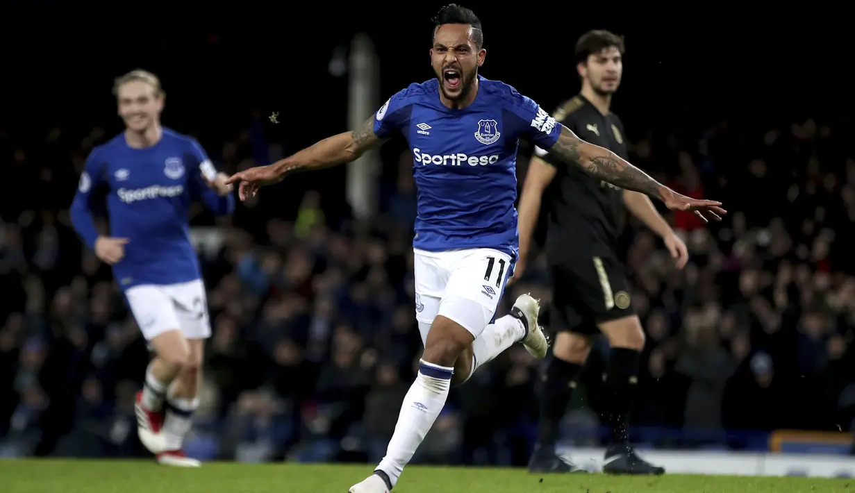 Pemain Everton, Theo Walcott merayakan golnya ke gawang Leicester City pada lanjutan Premier League pekan ke-25 di Goodison Park, Liverpool (1/2/2018). Everton menang 2-0. (Nick Potts/PA via AP)