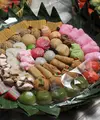 Sebagian dari jajanan pasar mungkin ada yang sulit kita temui saat ini. Tapi beberapa tetap masih eksis lho. Kira-kira apa saja? Langsung saja, simak selengkapnya berikut ini. (Dhodi Syailendra/shutterstock)