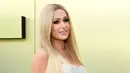 <p>Sosialita AS Paris Hilton tersenyum saat tiba untuk peragaan busana Versace Fall/Winter 2023 di West Hollywood, California, Amerika Serikat, 9 Maret 2023. Senyum merekah menambah kecantikan Paris Hilton. (Jon Kopaloff/Getty Images/AFP)</p>