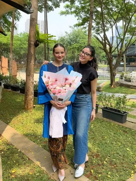 <p>Akhirnya Enzy wisuda setelah menanti 13 tahun. Pasalnya dulu ia hanya bisa melihat teman-temannya kuliah sedangkan ia tidak bisa. [Foto: instagram.com/enzystoria]</p>