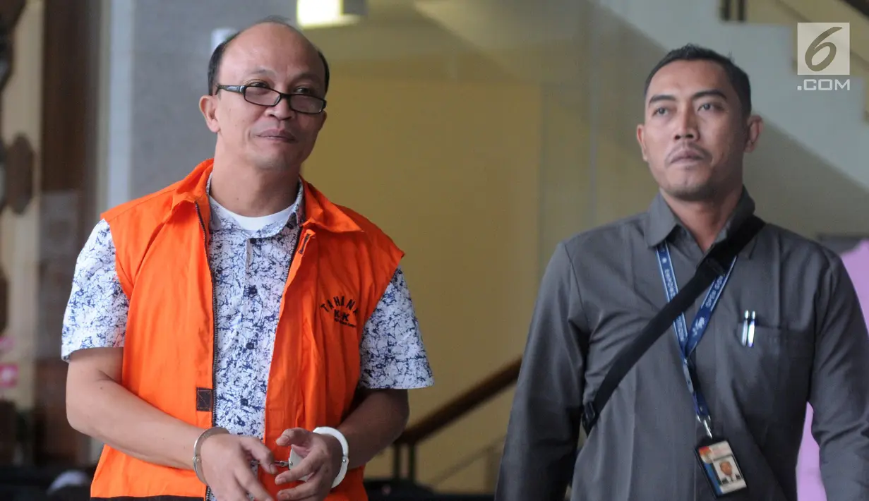 Ekspresi anggota DPRD Sumut Tohonan Silalahi (kiri) usai menjalani pemeriksaan lanjutan di Gedung KPK, Jakarta, Senin  (18/3). Tohonan Silalahi diperiksa sebagai tersangka untuk melengkapi berkas. (merdeka.com/Dwi Narwoko)