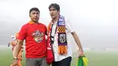 Pelatih Persija, Stefano Cugurra bersama Manajer tim Ardhi Tjahjoko saat perayaan gelar juara Go-Jek Liga 1 Indonesia 2018 bersama Bukalapak di Stadion GBK, Jakarta, Minggu (9/12). Persija meraih juara dengan 62 poin. (Liputan6.com/Helmi Fithriansyah)