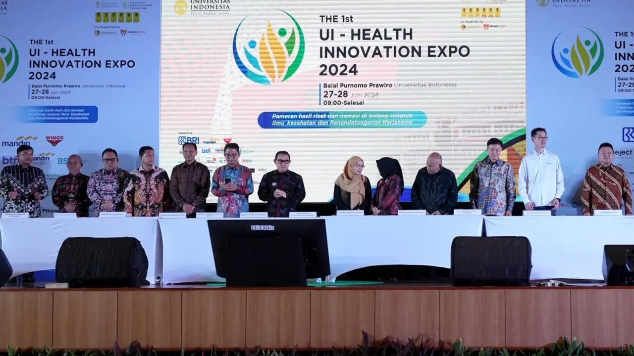 Ketua Umum ETF, Hong Tjhin (kanan) saat penandatanganan nota kesepahaman mengenai pendidikan, penelitian dan pengabdian dengan Universitas Indonesia (UI) di Gedung Balai Purnomo, Kampus UI, Depok. (27/6/2024). (Dok Sinar Mas)