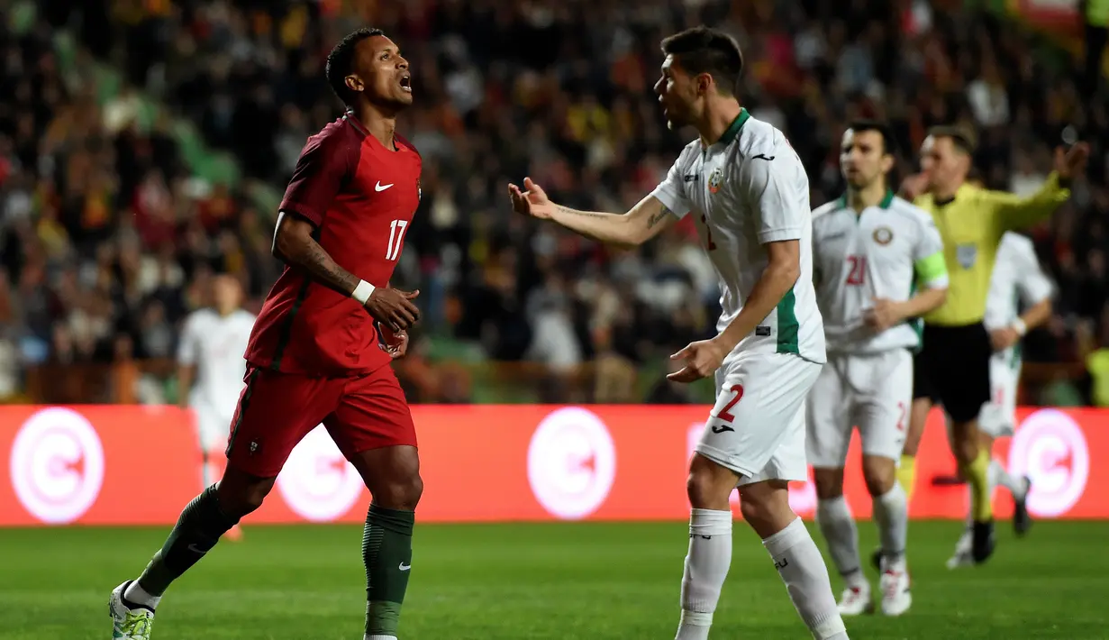 Ekspresi pemain Portugal, Luis Nani (kiri), setelah gagal memanfaatkan peluang di depan gawang Bulgaria dalam pertandingan persahabatan di Stadion Magalhaes Pessoa, Leiria, Portugal, (25/3/2016). Bulgaria menang 1-0.  (AFP/Francisco Leong)