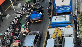 Bus Transjakarta Tabrak Separator di Cikoko, Lalu Lintas Macet
