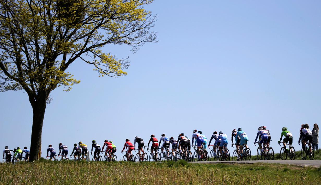 Deretan pebalap beraksi dalam lomba balap sepeda 'La Fleche Wallonne' berjarak 196 Km dari Marche-en-Famenne menuju Huy, Belgia, (20/4/2016). (AFP/Kenzo Tribouillard)
