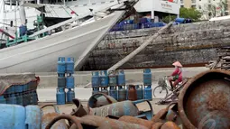 Puluhan tabung gas elpiji ukuran 12 kilogram terlihat menumpuk di Pelabuhan Sunda Kelapa, Jakarta, Jumat (9/1/2015). (Liputan6.com/Faizal Fanani)